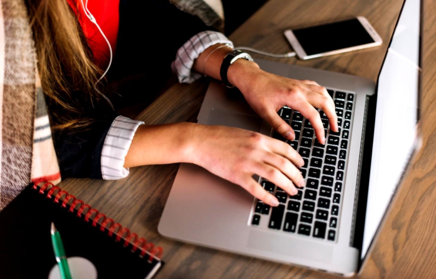 Environnement d'apprentissage avec documents financiers et outils d'analyse